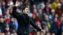 Pelatih Arsenal Mikel Arteta memberi isyarat saat Arsenal melawan West Ham pada pertandingan Liga Inggris di Emirates Stadium, London, 7 Maret 2020. Kabar mengenai Mikel Arteta yang terjangkit virus corona COVID-19 disampaikan langsung pihak klub lewat situs resminya. (Ian KINGTON/AFP)