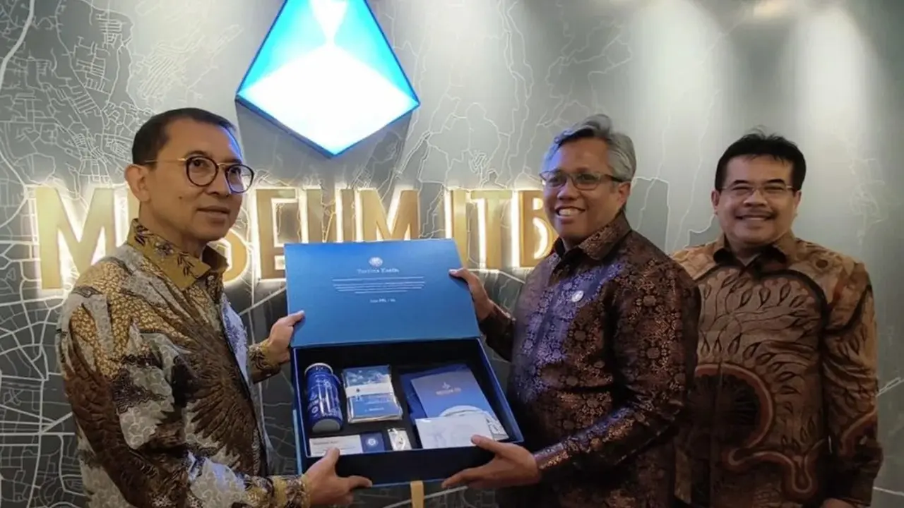 Menteri Kebudayaan Fadli Zon dan Rektor ITB Prof Tatacipta Dirgantara di sela peresmian Museum ITB.