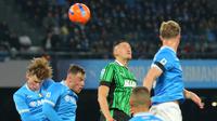 Bek Sassuolo, Jay Idzes (tengah), melompat menyambut bola dalam pertandingan Serie A Italia antara Napoli dan Sassuolo di Stadion Diego Armando Maradona, Napoli, pada 17 Januari 2026. (Carlo Hermann / AFP)