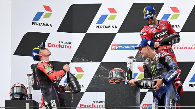 Foto: Trio Pinjam Dulu Seratus Berhasil Naik Podium di MotoGP Mandalika 2023, Maverick Vinales Selebrasi Pakai Kostum Batman
