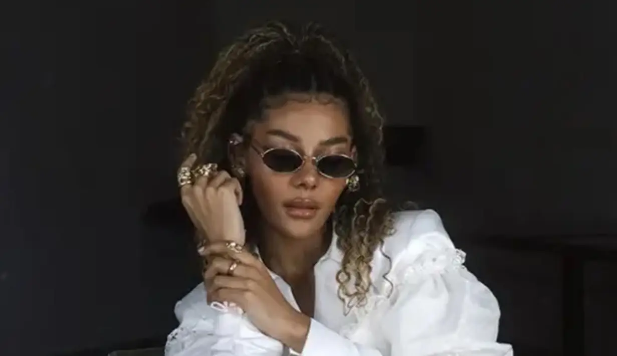 Zsa Zsa Utari, seleb keturunan Indonesia dan Jamaika yang gaya penampilannya kini curi perhatian. Zsa Zsa tampil menawan dengan penampilan bak artis Hollywood. Bahkan ia disebut parasnya mirip dengan Beyonce. (Liputan6.com/IG/zsazsautari)