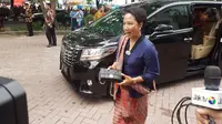 Intip gaya anggun Menteri BUMN Rini Soemarno saat menghadiri pesta Resepsi Kahiyang Ayu-Bobby Nasution di Medan. (Liputan6/ Aditya Eka Prawira)