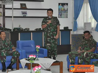 Citizen6, Surabaya: Dalam sidaknya, Dankobangdikal didampingi Wakil Komandan Kobangdikal Brigjen TNI Marinir P. Verry Kunto, dan Para Direrktur Kobangdikal, diterima oleh Danpuslatlekdalsen Kolonel Laut (P) Aria Cakra Wibawa. (Pengirim: Penkobangdikal).