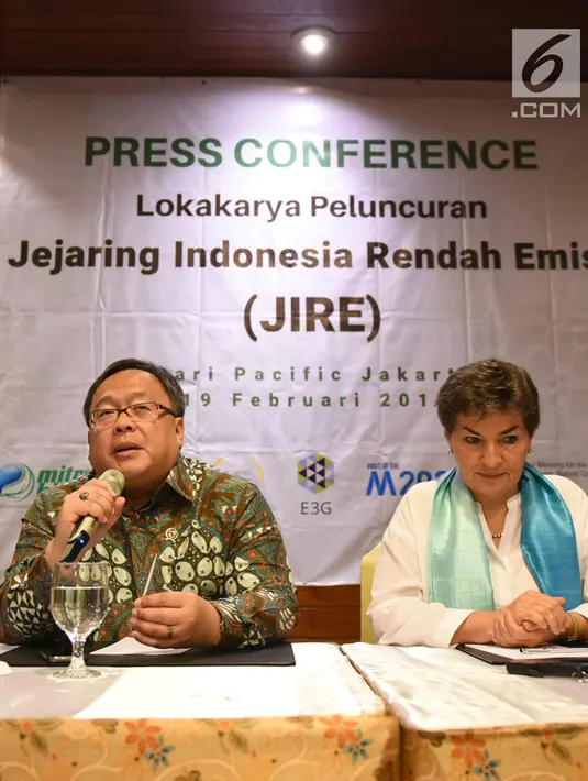Kepala Bappenas Bambang Brodjonegoro (kiri) didampingi pemrakarsa M2020 Christina Figueres memberi paparan dalam peluncuran Jejaring Indonesia Rendah Emisi (JIRE) di Jakarta, Selasa (19/2). (Liputan6.com/HO/Mic)