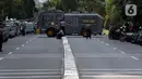 Petugas kepolisian menutup sementara akses jalan Kuningan Persada di sekitar Gedung Merah Putih KPK, Jakarta, Jumat (28/5/2021). Pengamanan gedung Merah Putih KPK dan sekitarnya diperketat menyusul informasi adanya aksi unjuk rasa. (Liputan6.com/Helmi Fithriansyah)