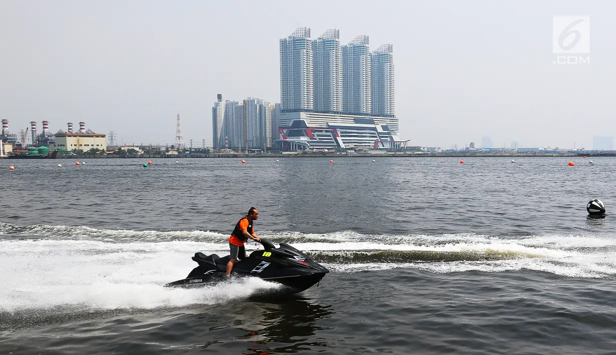 Wakapolri Komjen Pol Syaffrudin saat beraksi bermain jetski dalam acara Bhayangkara Cup Jetski Round 1 di Pantai Mutiara Pluit, Jakarta, Minggu (22/07). Polri mendukung pengembangan olahraga jetski di Indonesia. (Liputan6.com/Fery Pradolo)