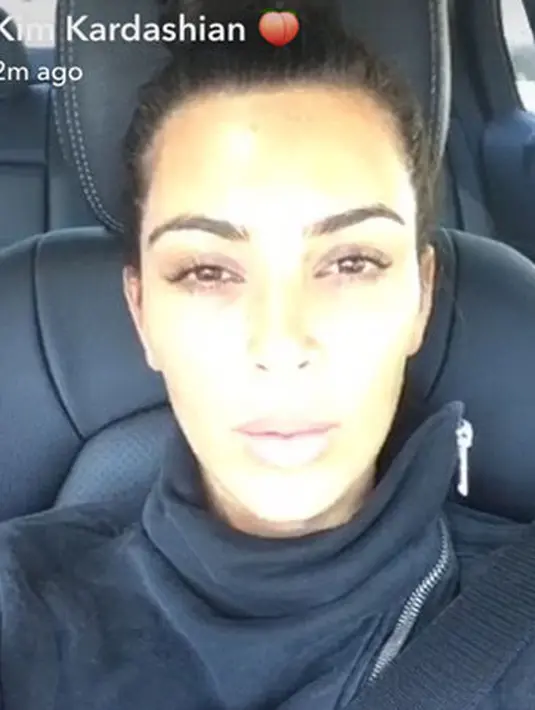 Lewat akun snapchatnya, Kim membagikan wajahnya tanpa riasan makeup. (snapchat/Bintang.com)