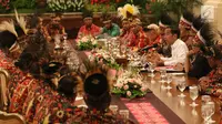 Presiden Joko Widodo atau Jokowi mengadakan pertemuan dengan para tokoh Papua di Istana Negara, Jakarta, Selasa (10/9/2019). Jokowi mengundang 61 tokoh asal Papua dan Papua Barat untuk membicarakan masalah percepatan kesejahteraan di Tanah Papua. (Liputan6.com/Angga Yuniar)