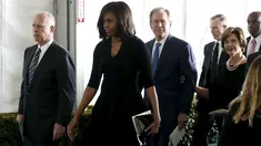 Ibu negara AS, Michelle Obama (tengah) beserta perwakilan dari sembilan mantan keluarga Gedung Putih ikut menghadiri acara pemakaman mantan ibu negara AS, Nancy Reagan di Simi Valley, California, Jumat (11/3). (REUTERS/Lucy Nicholson)