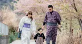 Sudah seminggu berada di Negeri Sakura, Jepang, Gilang Dirga dan Adisty Fersa sedang menikmati momen liburan bersama anak-anaknya.  Pasangan selebriti yang dulunya berjuang keras untuk memiliki buah hati dengan berbagai cara seperti program bayi tabung, kini rumah tangganya semakin lengkap.  (Liputan6.com/IG/@gilangdirga)