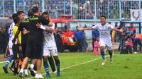 Gelandang Persib Bandung, Ghozali Siregar merayakan gol ke gawang Arema FC, pada 16 besar Piala Indonesia 2018, di Stadion Kanjuruhan, Jumat (22/2/2019). (Bola.com/Iwan Setiawan)