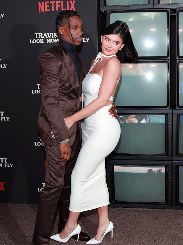 Travis Scott (kiri) berpose bersama Kylie Jenner saat menghadiri pemutaran perdana Netflix 