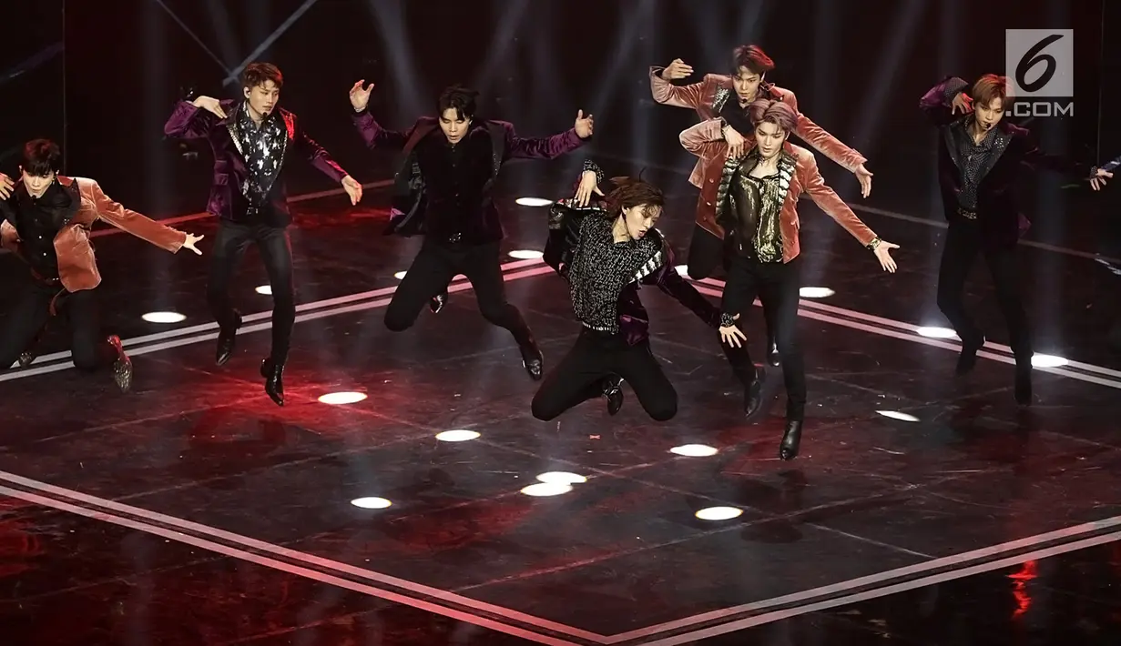 Aksi panggung NCT 127  di Indonesian Television Awards (ITA) 2019, Jakarta, Selasa (24/9/2019). NCT 127 merupakan sub-unit kedua dari grup vokal pria Korea Selatan, NCT. yang berbasis di Seoul. Memulai debut pada 7 juli 2016 dengan mini album pertama NCT#127. (Fimela.com/Bambang E. Ros)
