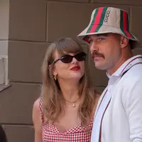 Musisi AS Taylor Swift (kiri) dan pemain NFL AS Travis Kelce (kanan) menghadiri pertandingan final putra antara Jannik Sinner dari Italia dan Taylor Fritz dari AS pada hari keempat belas turnamen tenis AS Terbuka di USTA Billie Jean King National Tennis Center di New York City, pada 8 September 2024.TIMOTHY A.&nbsp;(Dok: CLARY / AFP)