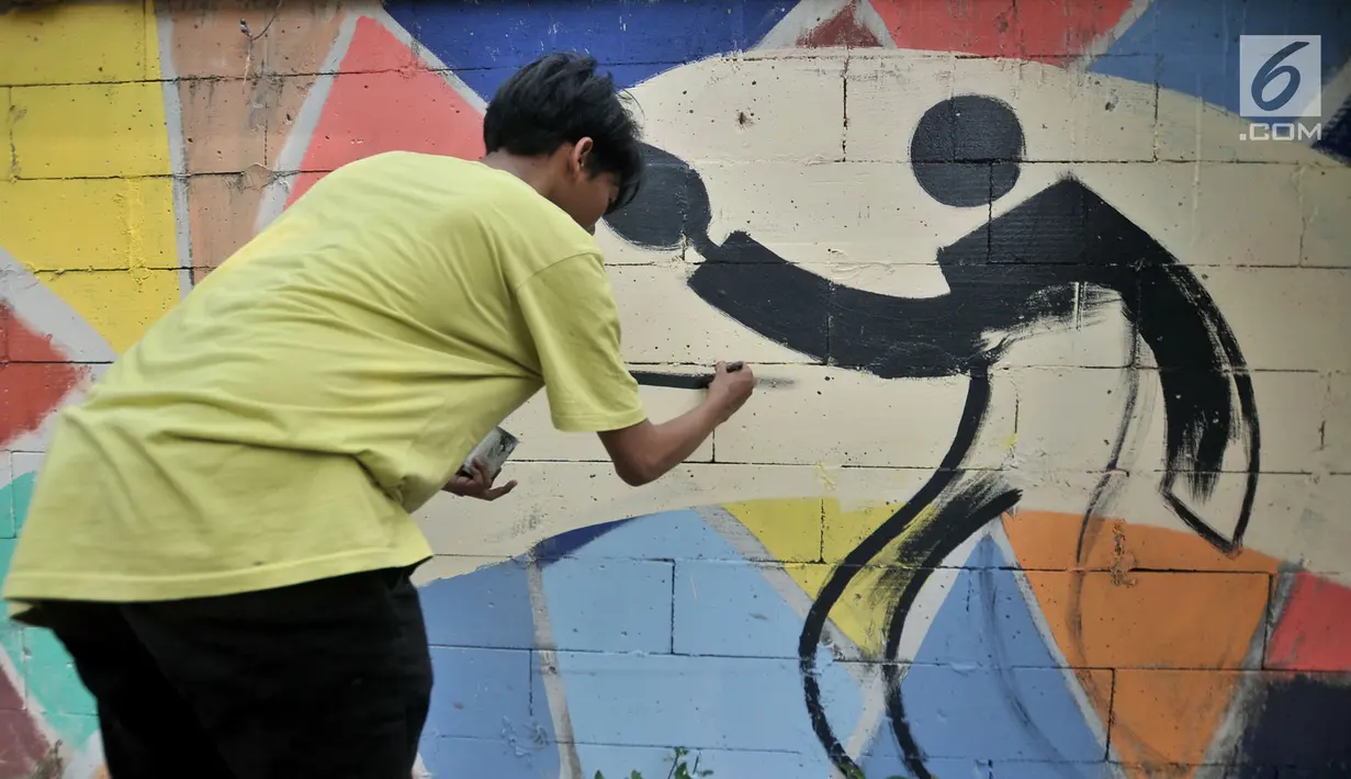 Seorang anak dari komunitas mural setempat saat berpatisipasi menggambar tembok yang berada di pinggir Jalan Landasan Pacu, Kemayoran, Jakarta, Rabu (11/7). (Merdeka.com/Iqbal S. Nugroho)
