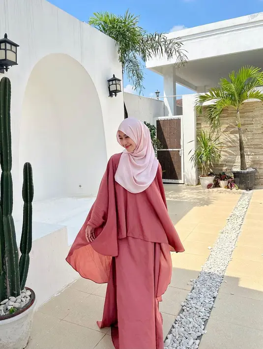 Busana bernuansa pink ini pun membuat penampilan Adiba tampak manis. Tak sedikit pula netizen yang memuji penampilannya di media sosial. (Liputan6.com/IG/@adiba.knza)