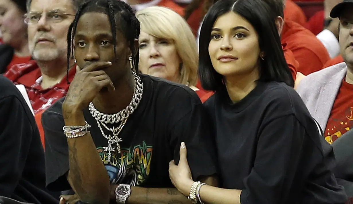 Kejutan! Kylie Jenner ternyata tinggal bareng seseorang. Namun ternyata dia bukanlah ayah dari Stormi alias Travis Scott. (Life & Style)