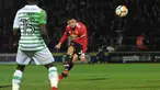 Penyerang baru Manchester United, Alexis Sanchez (kanan) melepaskan tendangan saat bertanding melawan Yeovil Town pada putaran keempat Piala FA di Huish Park di Yeovil, Somerset (26/1).  MU menang 4-0. (AFP Photo)