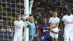 Kiper Tottenham Hotspur, Guglielmo Vicario berusaha menghalau bola saat melawan Barcelona pada laga Piala Joan Gamper edisi ke-58 di Estadi Olimpic Lluis Companys, Barcelona, 9 Agustus 2023 WIB. (AFP/Pau Barrena)