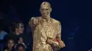 Kobe Bryant antusias dan terlihat senang usai disemprot cairan emas pada acara Kids Choice Sport 2016 di Los Angeles, California, (14/7/2016). (REUTERS/Mario Anzuoni)