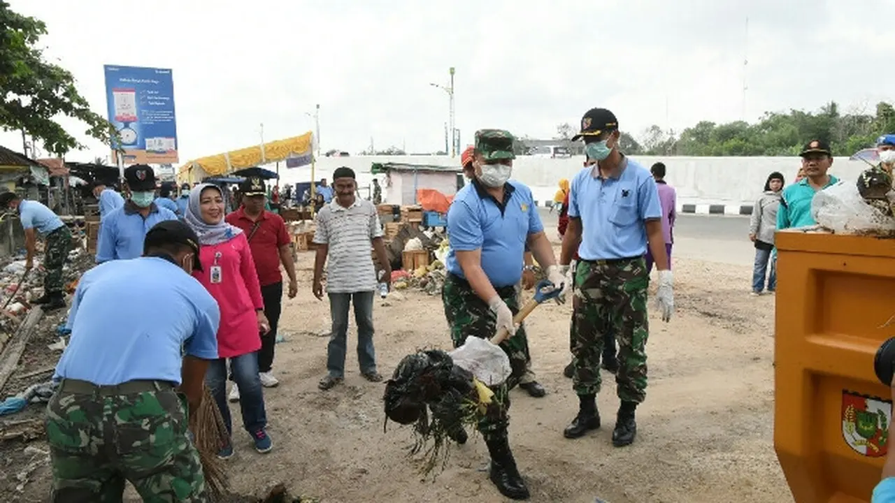 Aksi prajurit TNI AU Lanud Roesmin Nurjadin bersihkan sampah di Pasar Pagi Arengka Pekanbaru
