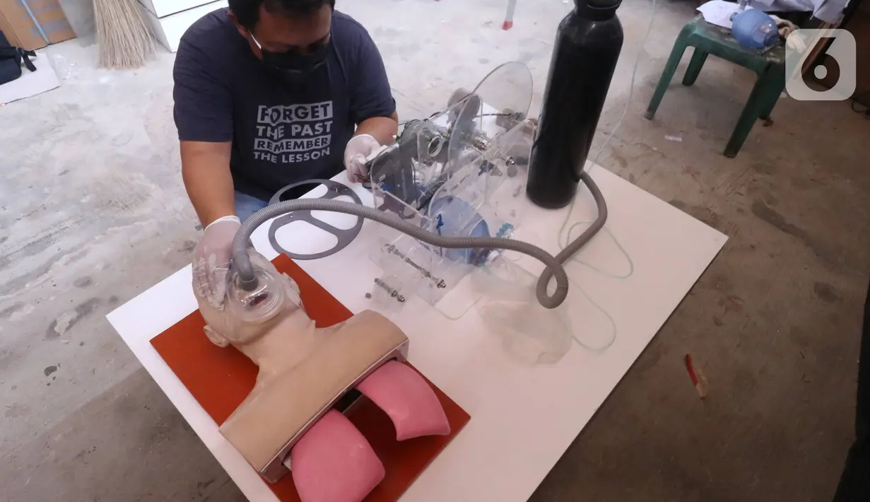 Anton Agusta melakukan uji coba ventilator buatannya di Bengkel Industri UMKM Agusta, Cidodol, Kebayoran Lama, Jakarta Selatan, Selasa (14/4/2020). Agusta membuat ventilator sederhana hasil belajar secara online dari Forum O2 yang berpusat di Kota Barcelona, Spanyol. (Liputan6.com/Angga Yuniar)