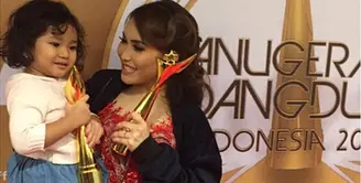 Penyanyi dangdut asal Depok, Jawa Barat, Ayu Ting Ting menyabet tiga penghargaan dalam ajang Anugerah Dangdut Indonesia 2016. Dalam ajang itu, namanya masuk dalam tiga kategori, dan berhasil disabet semuanya. (Instagram)