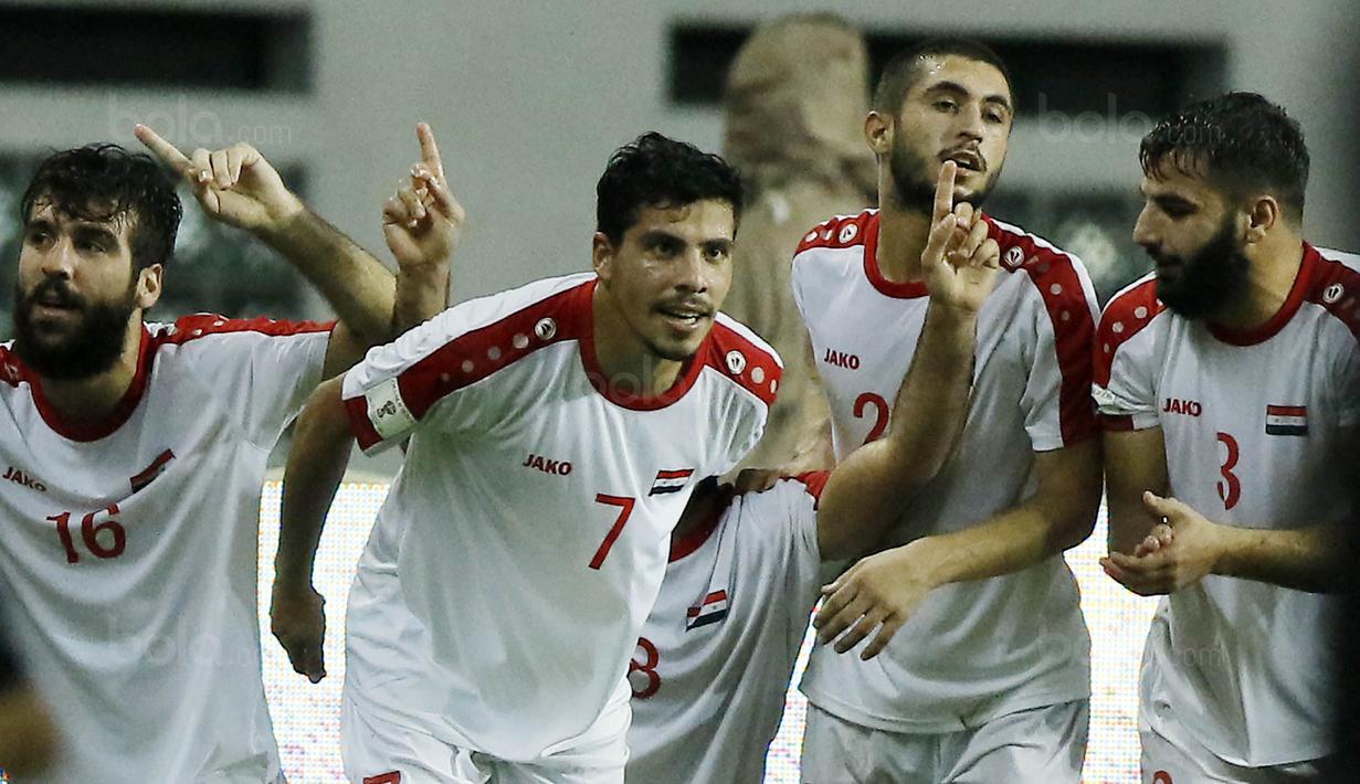 Para pemain Suriah U-23 merayakan gol yang dicetak oleh Mouhamad Anes ke gawang Indonesia pada laga persahabatan di Stadion Wibawa Mukti, Cikarang, Sabtu (18/11/2017). Indonesia kalah 0-1 dari Suriah U-23. (Bola.com/ M Iqbal Ichsan)