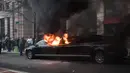 Kondisi Mobil limusin yang dibakar pengunjuk rasa selama protes pelantikan Presiden Donald Trump di Washington, DC, AS, (20/1). Mobil mewah tersebut menjadi bulan-bulanan massa anti-Trump. (FP Photo/ Zach Gibson) 