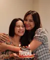 Indah Permatasari baru saja merayakan ulang tahun sang adik, Sinta dengan kejutan kue ulang tahun. Terungkap wajah sang adik pun begitu mirip dengan Indah. [@indahpermatas]