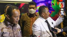 enteri Investasi/Kepala Badan Koordinasi Penanaman Modal (BPKM) Bahlil Lahadalia bersama pemilik saham gerai Holywings Hotman Paris memberikan keterangan pers di kawasan Gunawarman, Jakarta, Jumat (15/7/2022). Bahlil Lahadalia telah melakukan pemeriksaan langsung ke Holywings terkait dengan adanya penemuan pelanggaran izin usaha. (Liputan6.com/Herman Zakharia)
