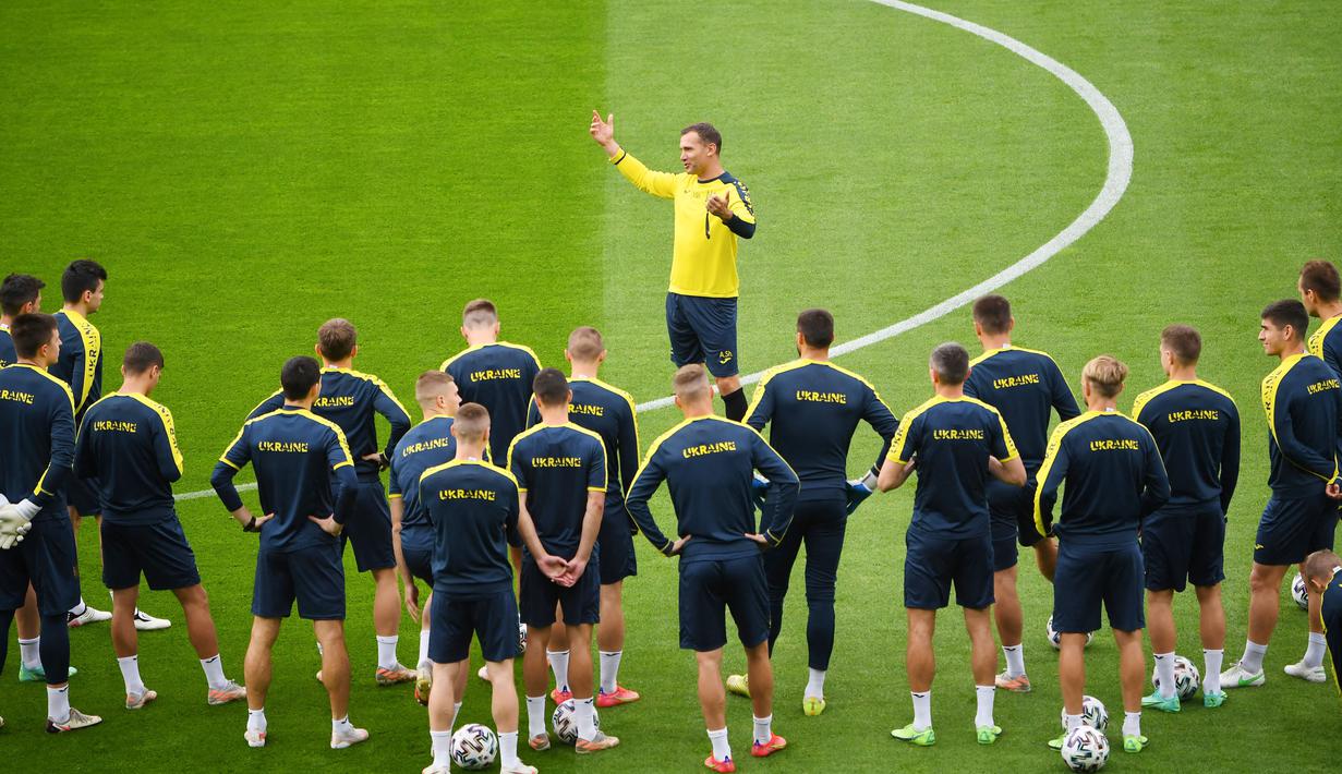 Shevchenko akhirnya diangkat menjadi pelatih utama timnas Ukraina pada Juli 2016 dan dikontrak hingga Desember 2022. (Foto: AFP/Andy Buchanan)