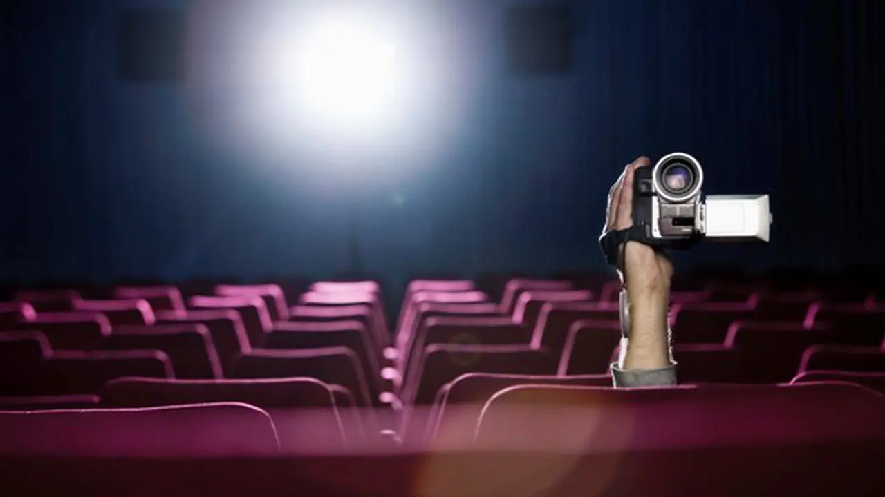 Perekaman ilegal di bioskop.