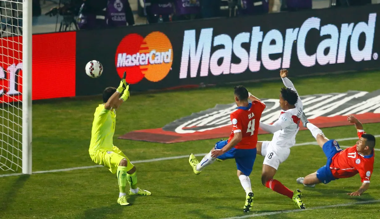 Kiper Chili, Claudio Bravo (kiri) gagal menghalau bola yang masuk ke gawangnya  saat semifinal Copa Amerika 2015 di National Stadium, Santiago, Chili, (29/6/2015). Chili melaju ke final usai mengalahkan Peru 2-1. (REUTERS/Ricardo Moraes)