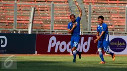 Bek Persib Supardi Nasir (kiri) saat melakukan latihan ringan di Stadion Utama Gelora Bung Karno (SUGBK), Senayan, Jakarta, Sabtu (17/10/2015). Persib akan melawan Sriwijaya FC pada laga final 18 oktober. (Liputan6.com/Yoppy Renato) 