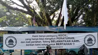 Paguyuban PKL Cikapundung Barat memasang bendera putih tanda terdampaknya usaha mereka di masa pembatasan kegiatan masyarakat, Senin (19/7/2021). (Liputan6.com/Huyogo Simbolon)