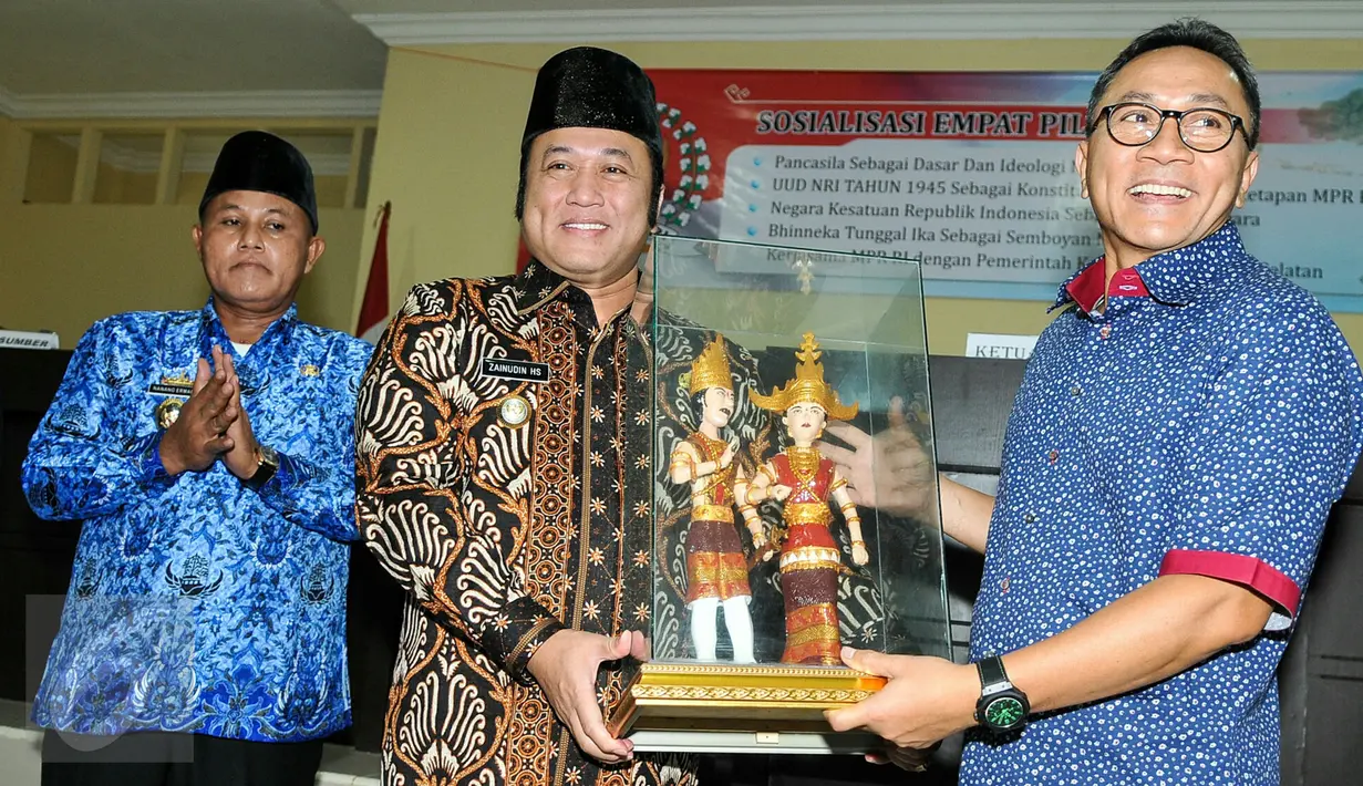 Bupati Lampung Selatan Dr. Zainuddin Hasan memberikan cinderamata kepada ketua MPR RI, Zulkifli Hasan, Lampung, Kamis (17/3/2016). Zulkifli datang ke Lampung untuk mensosialisasikan Empat Pilar MPR RI. (Liputan6.com/Yoppy Renato)