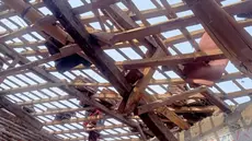 Kondisi sejumlah rumah warga di Situbondo dihantam angin puting beliung. (liputan6.com/hermawan).