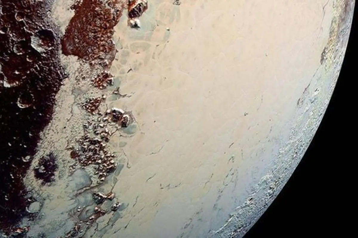 Pluto Berbentuk Sama dengan Bulan