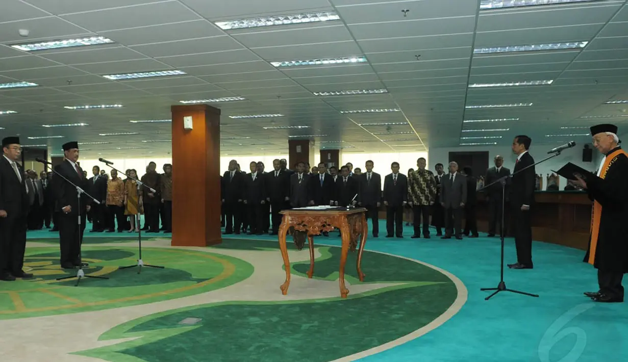 Ketua Badan Pemeriksa Keuangan, Harry Azhar Aziz dan Wakil Ketua BPK Sapto Amal Damandari dilantik oleh Ketua MA Bidang Yudisial, Muhammad Saleh, Jakarta, (28/10/2014). (Liputan6.com/Herman Zakharia)