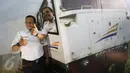 Penyanyi Didi Kempot bersama Direktur Utama PT KAI Edi Sukmoro foto bersama di Stasiun Gambir, Jakarta, Kamis (9/3). Didi Kempot bertugas membantu menyosialisasikan produk, layanan, dan kebijakan PT KAI kepada masyarakat. (Liputan6.com/Immanuel Antonius)