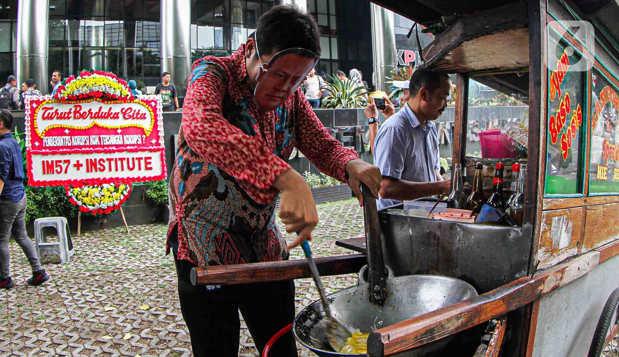 Selain itu juga membawa dua tukang nasi goreng sebagai sindiran terhadap Firli yang suka memasak nasi goreng. Satu karangan bunga juga menghiasi aksi tersebut. (Liputan6.com/Faizal Fanani)