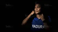 Bek Madura United, Fachruddin Aryanto, saat foto sesi bersama Bola.com di Hotel Lor In Sentul, Bogor, Minggu (17/9/2017). Fachruddin merupakan bek yang kerap memperkuat Timnas Indonesia. (Bola.com/Vitalis Yogi Trisna)