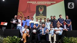 Direktur Surya Citra Media (SCM) Harsiwi Achmad, Ketua Umum Persatuan Sepak Bola Seluruh Indonesia (PSSI) Erick Thohir, Ketua Steering Committee Piala Presiden 2025 Maruarar Sirait dan Ketua Panitia Pelaksana Arya Sinulingga (duduk dari kiri ke kanan) usai memberikan keterangan terkait gelaran Piala Presiden 2025 di SCTV Tower, Jakarta, Jumat (4/7/2025). (Liputan6.com/Herman Zakharia)