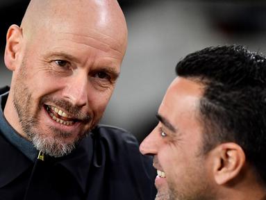 Pelatih Manchester United, Erik Ten Hag (kiri) dan pelatih Barcelona, Xavi sebelum pertandingan leg pertama play-off babak gugur Liga Europa 2022/2023 yang berlangsung di Camp Nou, Jumat (17/2/2023). (AFP/Pau Barrena)