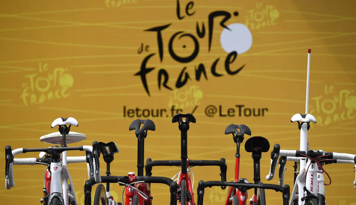 Sepeda para pebalap digantung saat stage keempat balapan Tour de France di Vittel, Prancis, Selasa (4/7/2017). Stage keempat menempuh kota Mondorf-les-Bains hingga Vittel yang berjarak 207,5 kilometer. (AFP/Lionel Bonaventure)