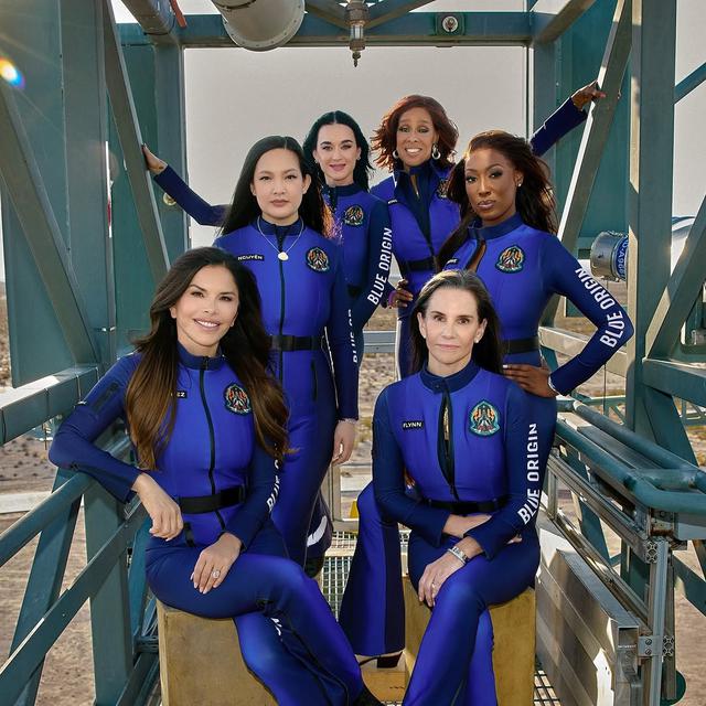 Gaya Katy Perry dan 5 Perempuan Lainnya Berbalut Pakaian Luar Angkasa Rancangan Desainer