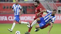 Penyerang Liverpool, Mohamed Salah, berusaha melewati pemain Monterrey pada laga semifinal Piala Dunia Antarklub 2019 di Khalifa International Stadium, Qatar, Kamis, (19/12). Liverpool menang 2-1 atas Monterrey. (AP/Hassan Ammar)