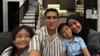 7 Potret Ruang Keluarga Rumah Tantri Kotak dan Arda yang Terhubung dengan Dapur