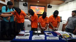 Empat dari enam tersangka kejahatan melalui internet diperlihatkan saat rilis di Mabes Polri, Jakarta, Selasa (30/5). Petugas menahan enam tersangka dari empat kasus berbeda. (Liputan6.com/Helmi Fithriansyah)